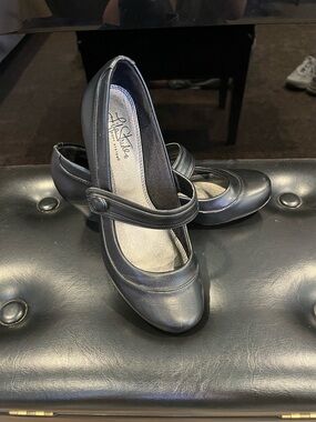 Black Heal With Strap Button